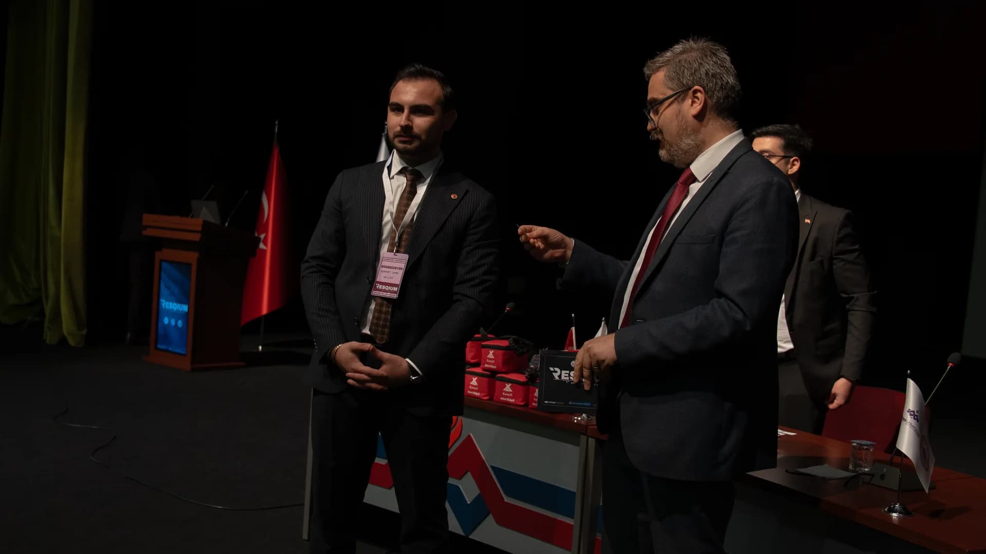 Sahnede konukların ağırlanması
