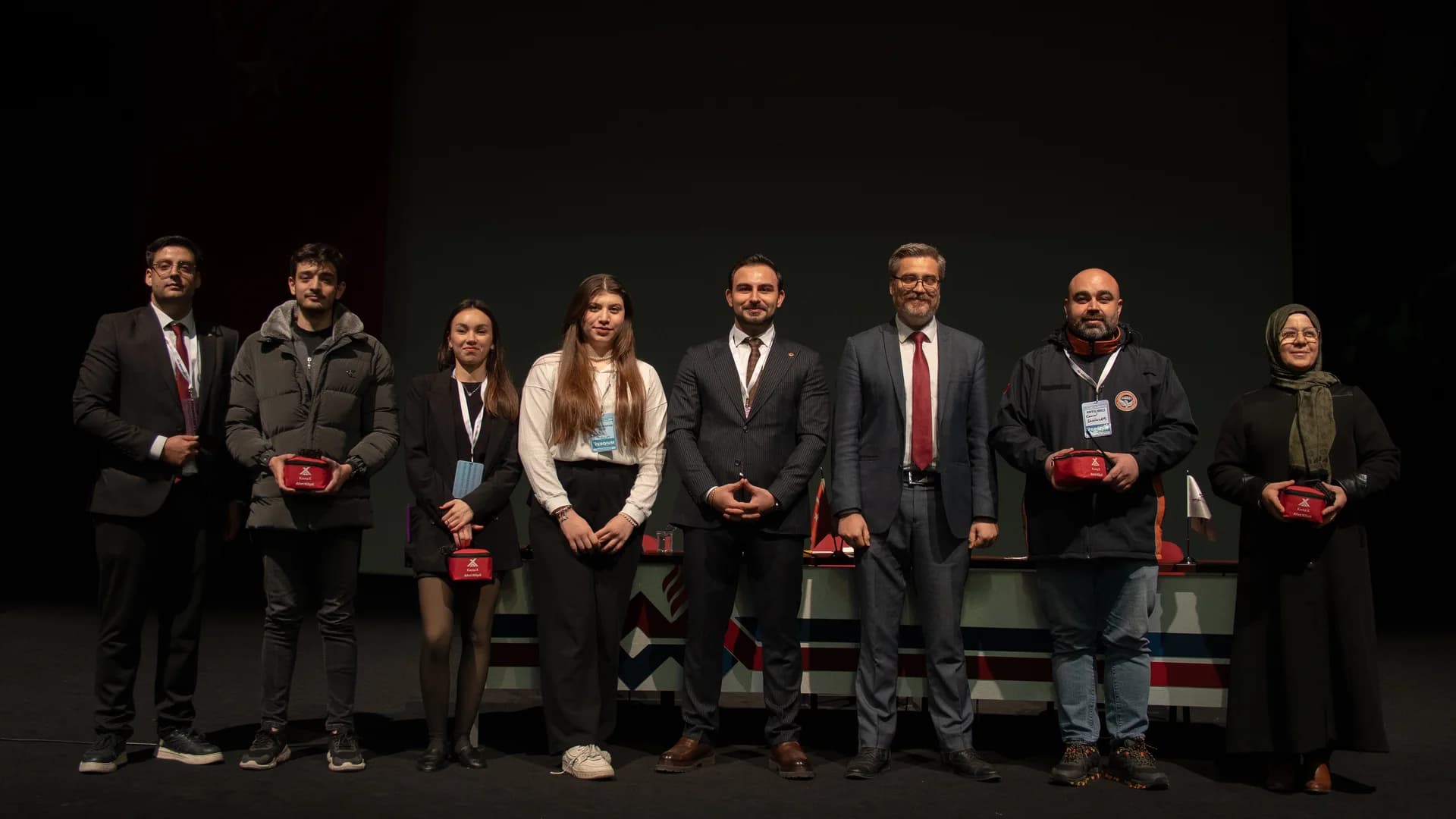 Sahne programından toplu fotoğraf