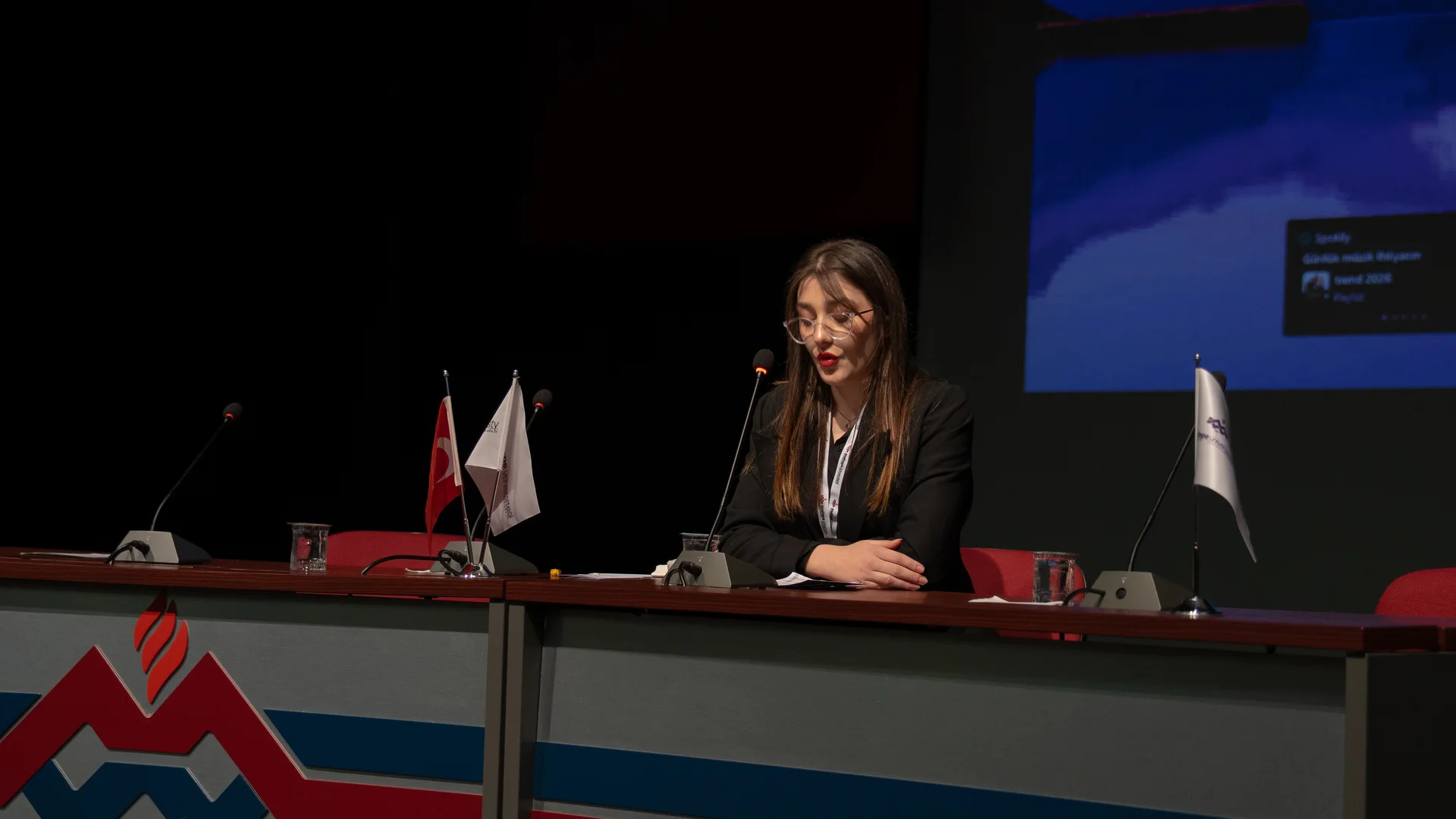 Panel oturumunda konuşmacı