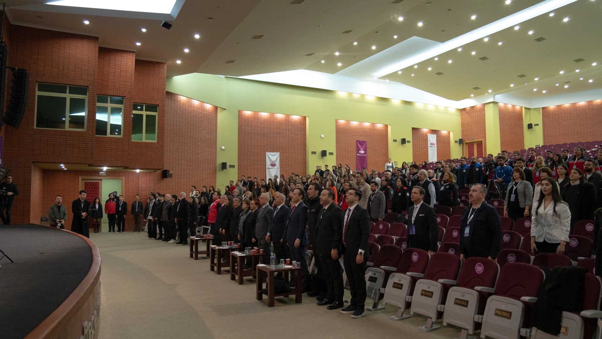 Açılışta konferans salonu